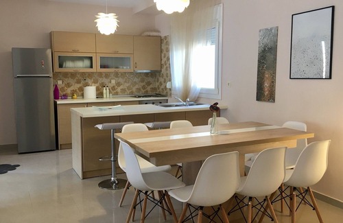 Nea Iraklitsa Apartment | Dream Home is a new, independent modern apartment 250 m from the the beach