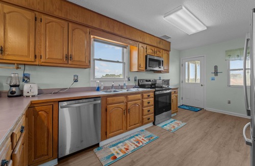 Waves House | Dream Oceanfront Getaway with Private Hot Tub, Full Kitchen, and WIFI | 5BR