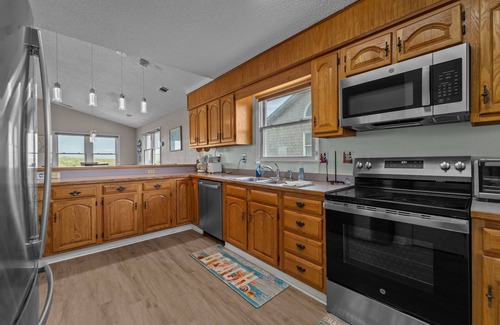 Waves House | Dream Oceanfront Getaway with Private Hot Tub, Full Kitchen, and WIFI | 5BR