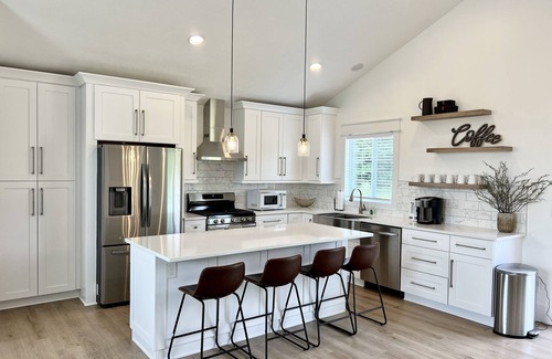 Traverse City House | Dream Palace, with Hot Tub, Game Room, Fire pit, 5BR-3BA, near Long Lake