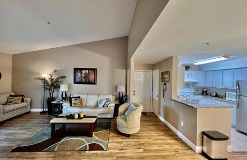 Clearwater Apartment | Dream Vacation Lovely Condo minutes from Beach King bed Heated pool Gym