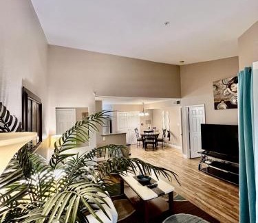 Clearwater Apartment | Dream Vacation Lovely Condo minutes from Beach King bed Heated pool Gym