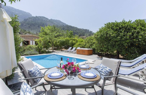 Soller House | Dream villa in the heart of Sóller with pool and jacuzzi. FREE WIFI
