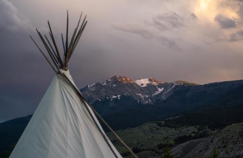 Gardiner Hotel | Dreamcatcher Tipi Hotel