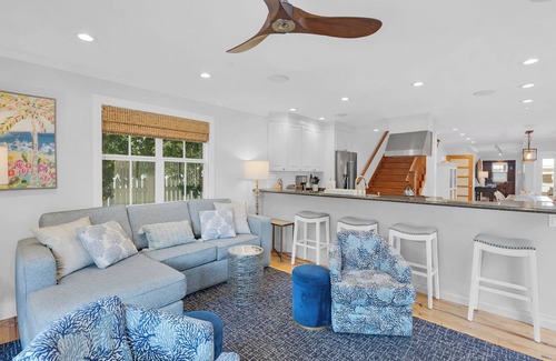 Old Town House | ~DREAMING ON DUVAL~ Grand 5 bedroom, 4.5 bath home with private pool/parking