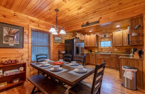Todd House | Dreams and Streams -3BR on the New River, within walking distance to Wahoo's adventures.