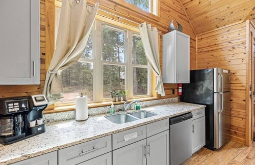 Cleveland Cabin | Dreamscape – Secluded Romantic Getaway Near Helen with Hot Tub & Fireplace