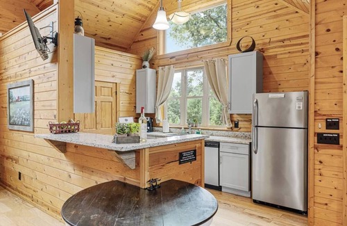 Cleveland Cabin | Dreamscape – Secluded Romantic Getaway Near Helen with Hot Tub & Fireplace