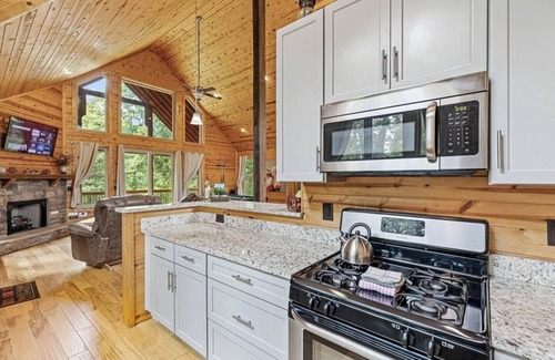 Cleveland Cabin | Dreamscape – Secluded Romantic Getaway Near Helen with Hot Tub & Fireplace