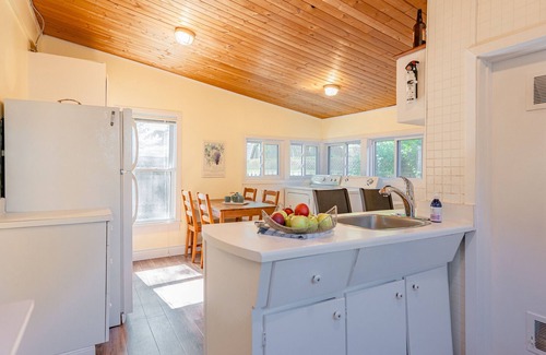 Historic Old Town House | Dreamweaver Cottage is Dog Friendly! Steps from Lake Ontario