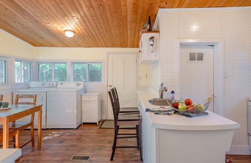 Historic Old Town House | Dreamweaver Cottage is Dog Friendly! Steps from Lake Ontario