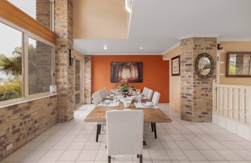 Upper Coomera House | DreamWorld Mountain View Farm Stay Family Retreat