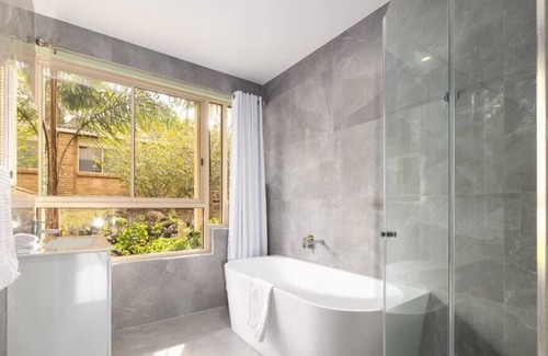 Upper Coomera House | DreamWorld Mountain View Farm Stay Family Retreat