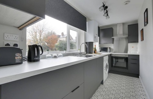Sheffield Apartment | Dreamy 2 bed apartment, sleeps 4, parking.