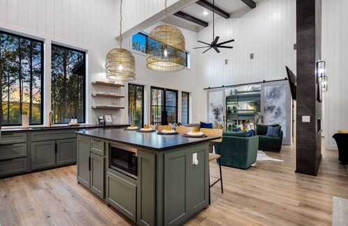 Broken Bow Cabin | Dreamy 2Kings+Bunk | Playset, Foosball, EV, Wheelchair Accessible