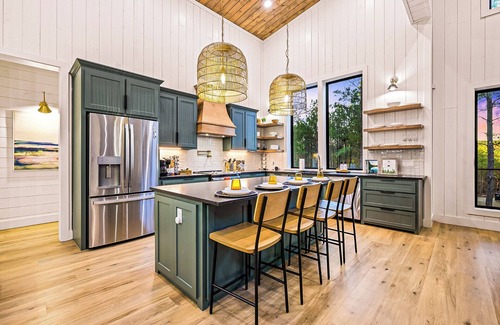 Broken Bow Cabin | Dreamy 2Kings+Bunk | Playset, Foosball, EV, Wheelchair Accessible