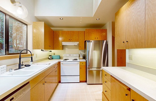 Anchor Bay House | Dreamy Chalet Style House in the Forest With Large Deck, Near Beach - 1 Dog Okay