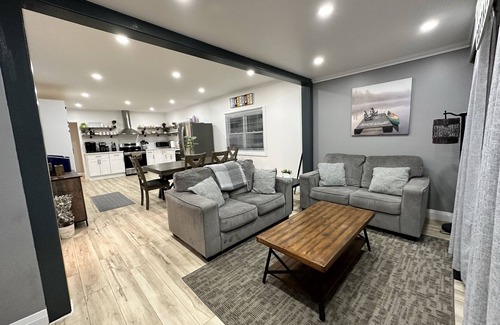 Bewdley Cottage | Dreamy & Comfy Lake Oasis ~ Hot Tub ~ Heated Pool ~ Dock - Coffee Bar