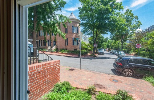 Georgetown Apartment | Dreamy Georgetown 1BR w/storage space near Montrose Park by Blueground