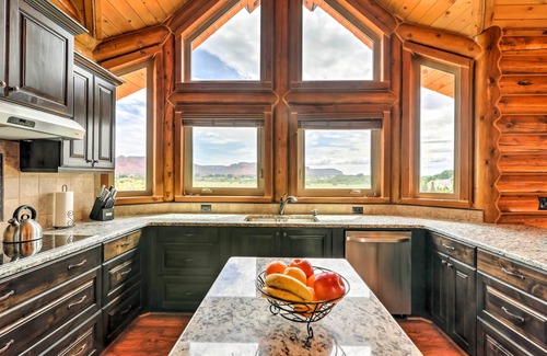 Kanab Cabin | Dreamy Kanab Cabin w/Hot Tub & Panoramic Views!