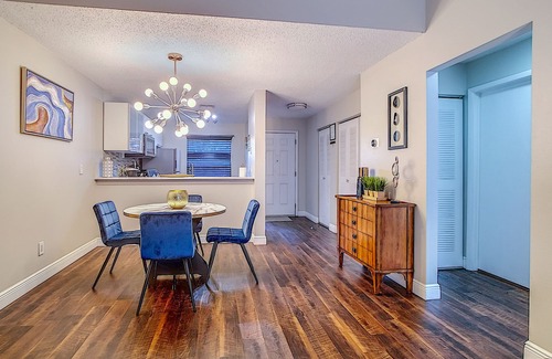 Ventura Condo | Dreamy Mid century close to downtown/airport MCO