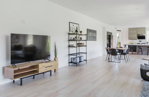 Piedmont Pines Apartment | Dreamy Oakland 3BR w/Parking, A/C & W/D, by Blueground