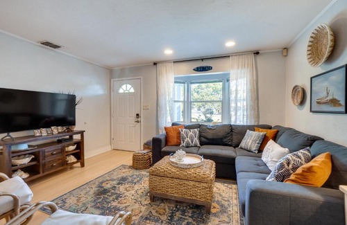 Palm Harbor House | Dreamy Palm Harbor Cottage, Steps to Crystal Beach