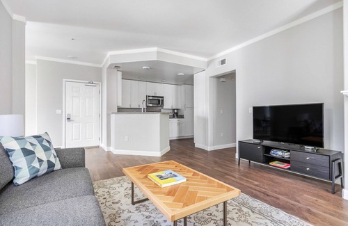 Central San Mateo Apartment | Dreamy San Mateo 2BR w/W/D, Pool, Gym, Parking, near 101, by Blueground