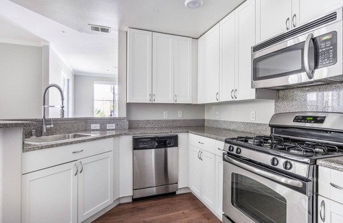 Central San Mateo Apartment | Dreamy San Mateo 2BR w/W/D, Pool, Gym, Parking, near 101, by Blueground