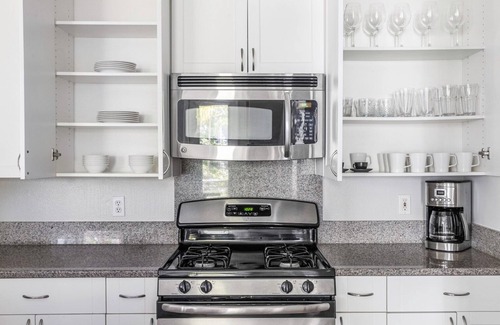 Central San Mateo Apartment | Dreamy San Mateo 2BR w/W/D, Pool, Gym, Parking, near 101, by Blueground