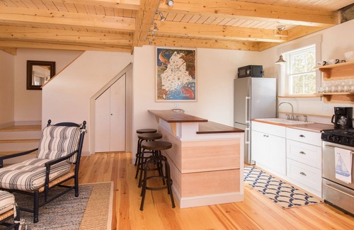 Camden Apartment | Dreamy, walk to everywhere village post and beam get away