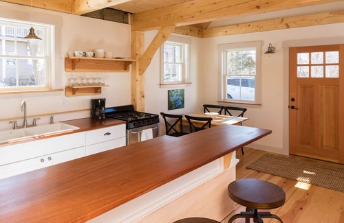 Camden Apartment | Dreamy, walk to everywhere village post and beam get away