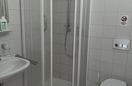 Dorfstadt House | Dreibettzimmer, Dusche, WC, Balkon - Green Night