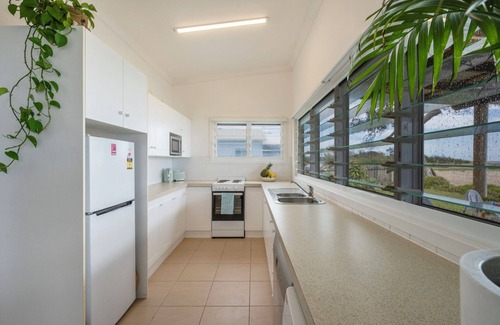 Brooms Head Apartment | Driftaway- Absolute Beachfront LJ Hooker Yamba