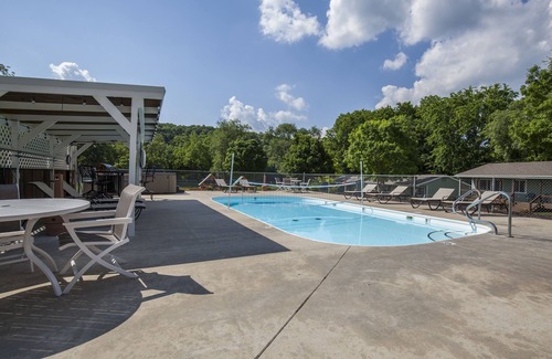 Branson Cottage | Driftwater Resort Cabin #12 with Lake Taneycomo Access & Pool!