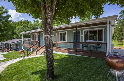 Branson Cabin | Driftwater Resort Cabin #10 with Lake Taneycomo Access & Pool!