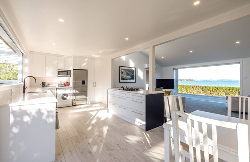 Blackpool Villa | Driftwood Beach House with Spa Pool