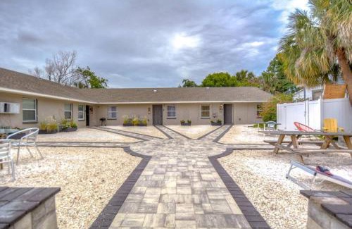 Tampa Apartment | Driftwood Castle Urban Oasis with Firepit near Convention Center and Amalie Arena, Room for 6