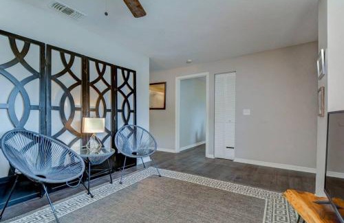 Tampa Apartment | Driftwood Castle Urban Oasis with Firepit near Convention Center and Amalie Arena, Room for 6