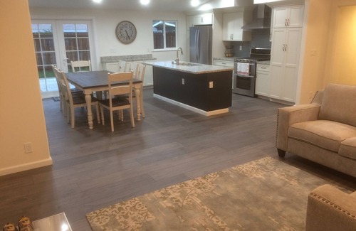 Costa Mesa House | Driftwood is between Disneyland and Newport Beach
