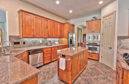 Driftwood House | Driftwood Manor - Upscale Hill Country property with Private Pool!