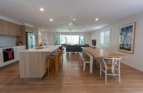 Point Lookout House | Driftwood on Home Beach Absolute Beachfront