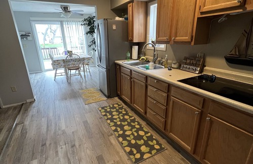 Clear Lake Cabin | Driveway for Boat Trailers. Walking Distance to Downtown, Beach, The Surf!