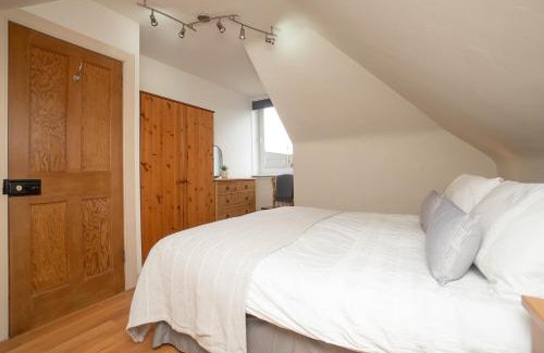 Central Aberdeen House | Driveway Parking for 2 Vehicles, 3 Bedroom House, 2 Kings 1 Double, Garden, Fast WIFI, Ideal for Long Term Contractor, etc Stays, Regular Housekeeping Option - See Our Dwellcome Home Ltd Site for Assurance