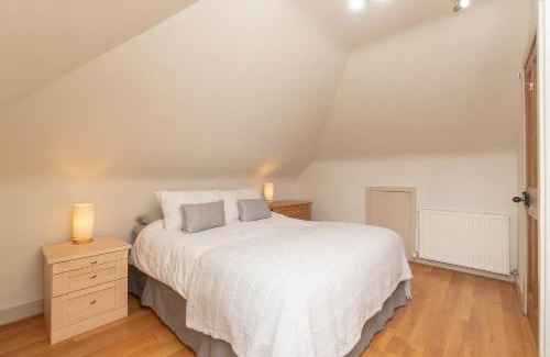 Central Aberdeen House | Driveway Parking for 2 Vehicles, 3 Bedroom House, 2 Kings 1 Double, Garden, Fast WIFI, Ideal for Long Term Contractor, etc Stays, Regular Housekeeping Option - See Our Dwellcome Home Ltd Site for Assurance