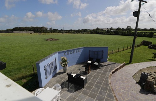 Llanerchymedd Cottage | DRWS Y GORLAN, romantic, country holiday cottage in Llanerchymedd