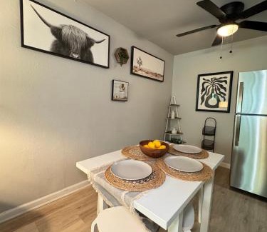 Old East Dallas Apartment | DT DALLAS l SIMPLE STAY l 5 MIN from BAYLOR MED