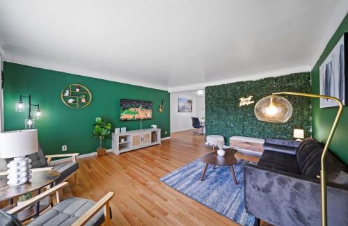Birmingham Apartment | DT Green Haven 4-Bed Sanctuary in Vibrant Loco