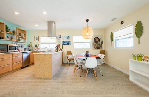 Gillespie Park House | DT home 10 min. drive from beach