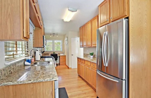 Libertyville House | DT Libertyville home w/2 Fireplaces by Navy Base!